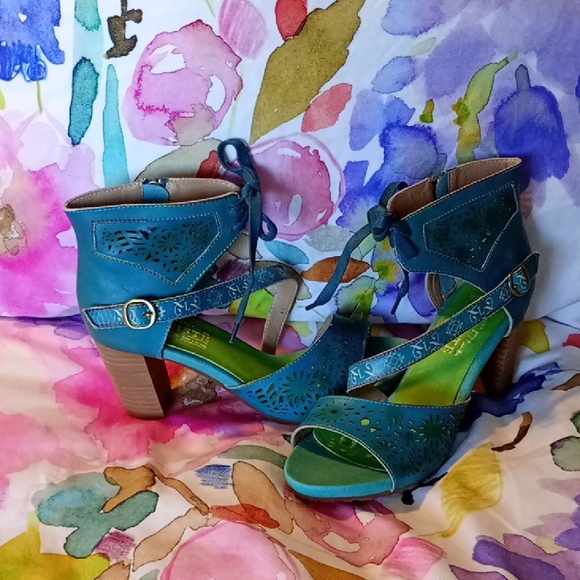 L'Artiste Detailed Blue Heels - Picture 2 of 4